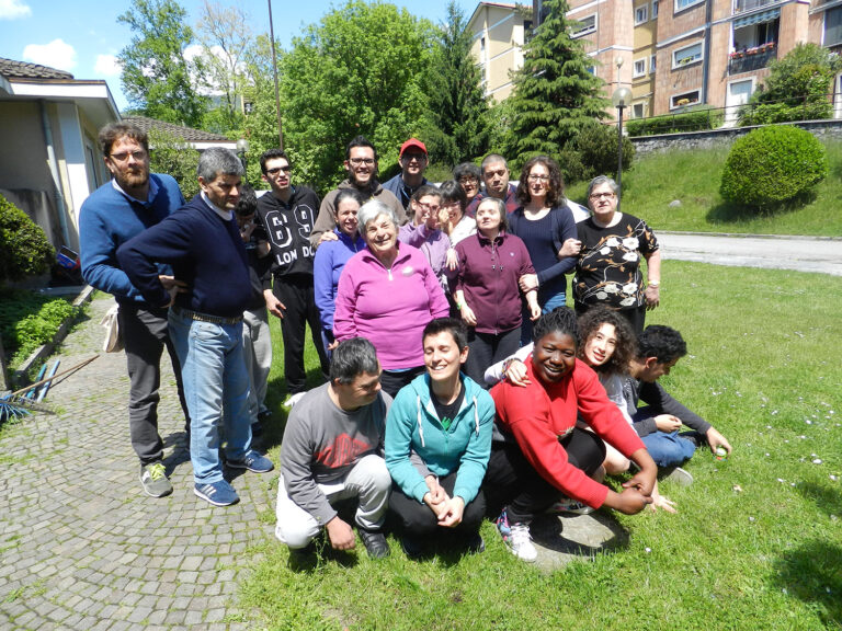 cooperativa sociolario foto di gruppo 768x576